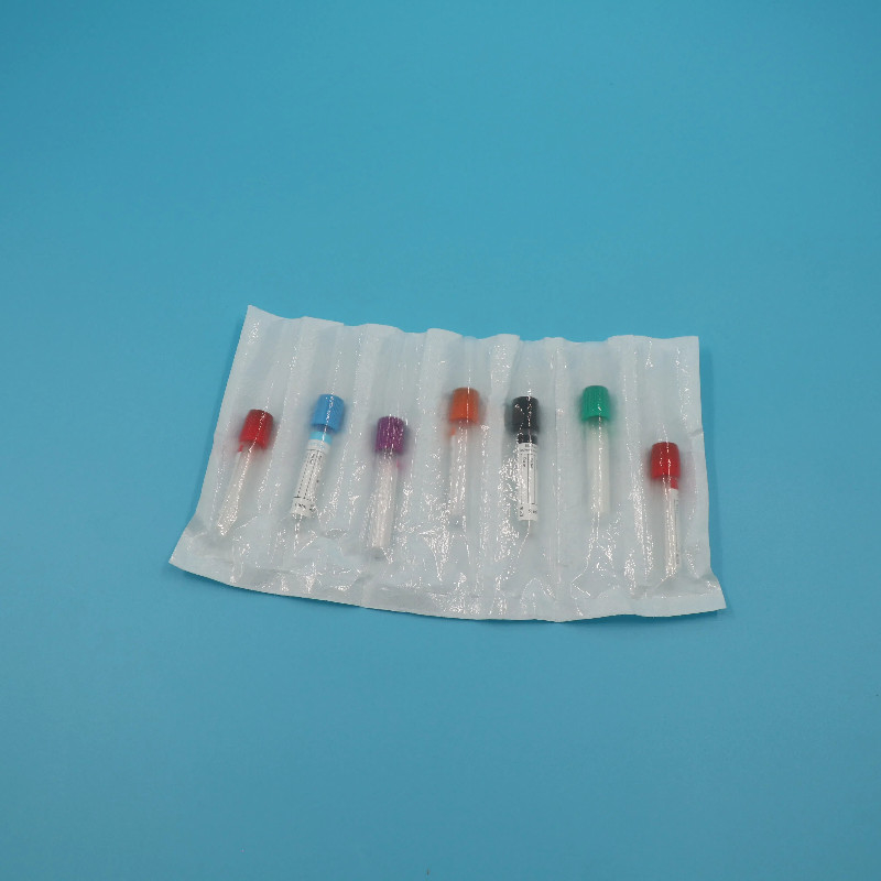 Tubos centrífugos en laboratorios médicos para recolectar y procesar muestras de sangre